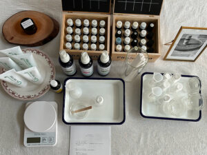 たくさんの精油他トレイやビーカーなどの基材