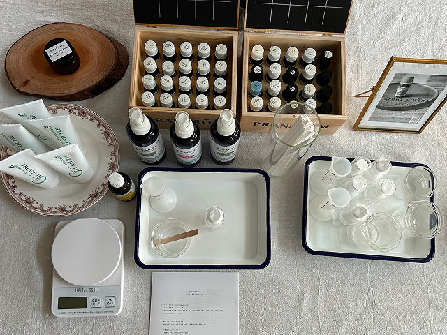 たくさんの精油他トレイやビーカーなどの基材