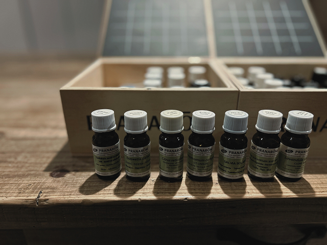 たくさんの精油が並んでいる様子
