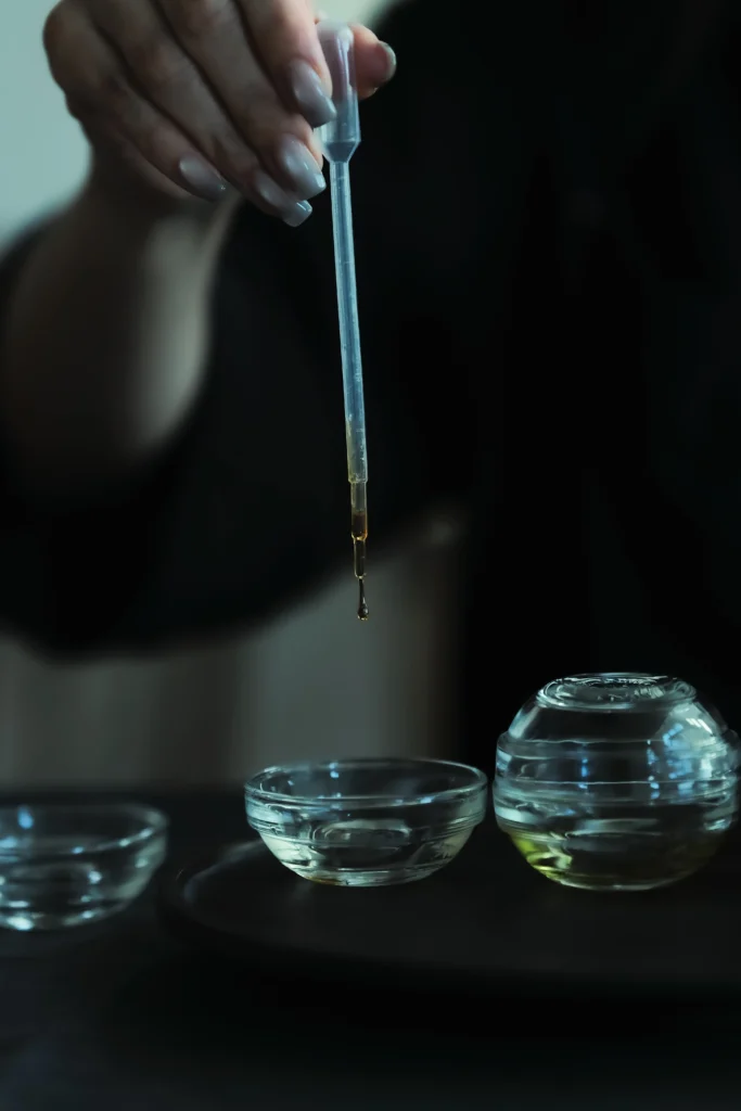 ガラスの器に精油を落としているところ