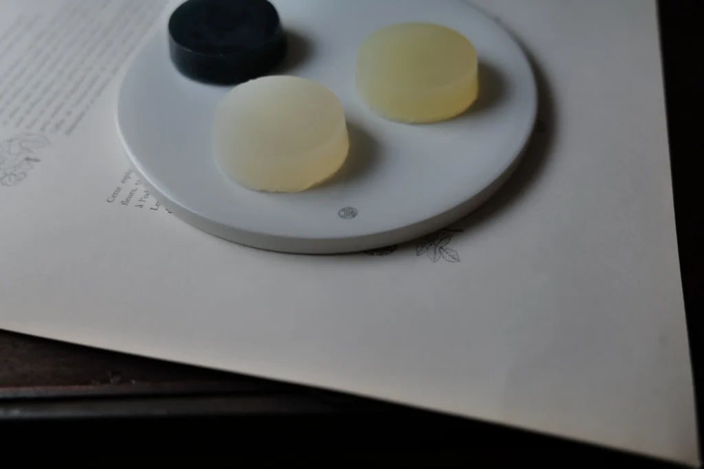 お皿の上にいろいろな色のソープ