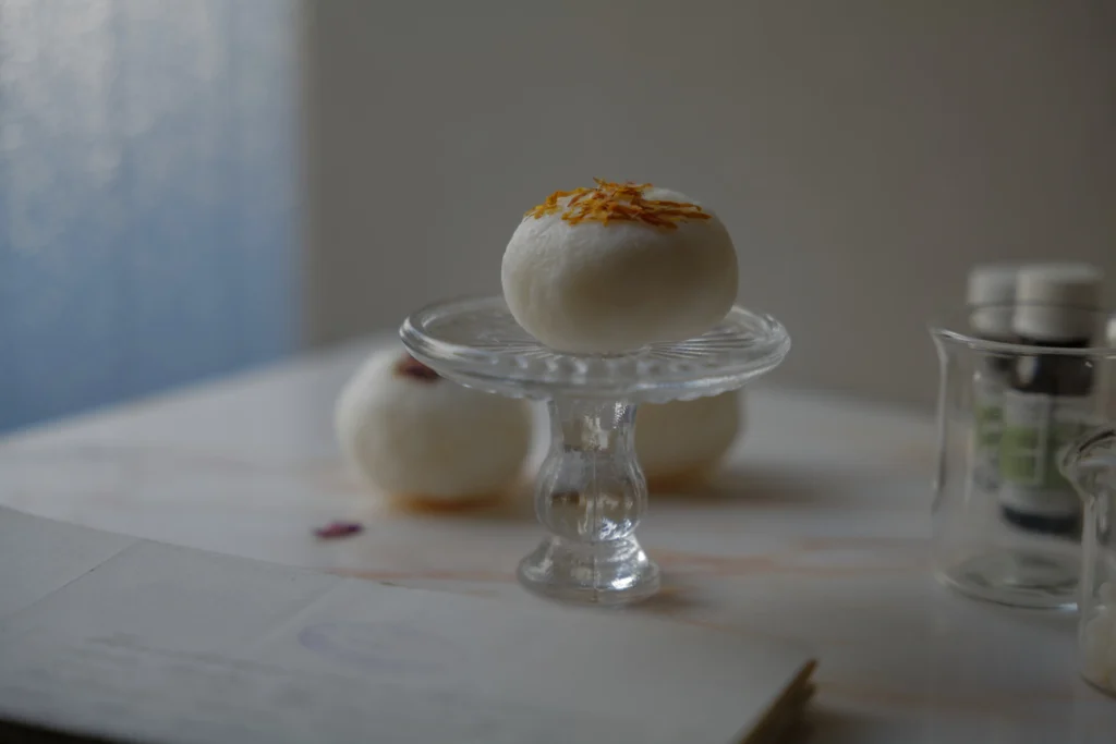 ガラスの器にのったてごね石鹸。他にも石鹸や精油、ガラスのビーカー