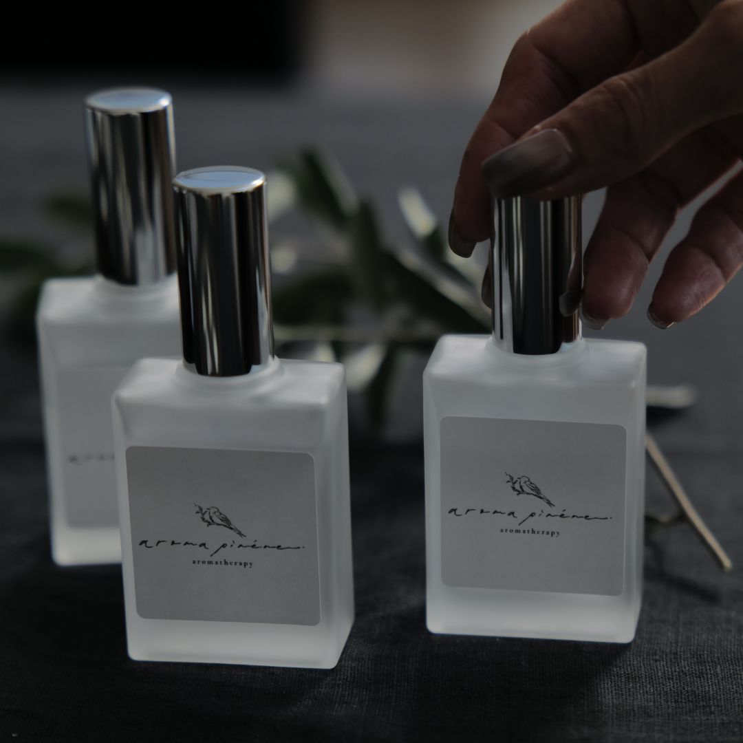 ガラスの香水瓶を手にとっている様子