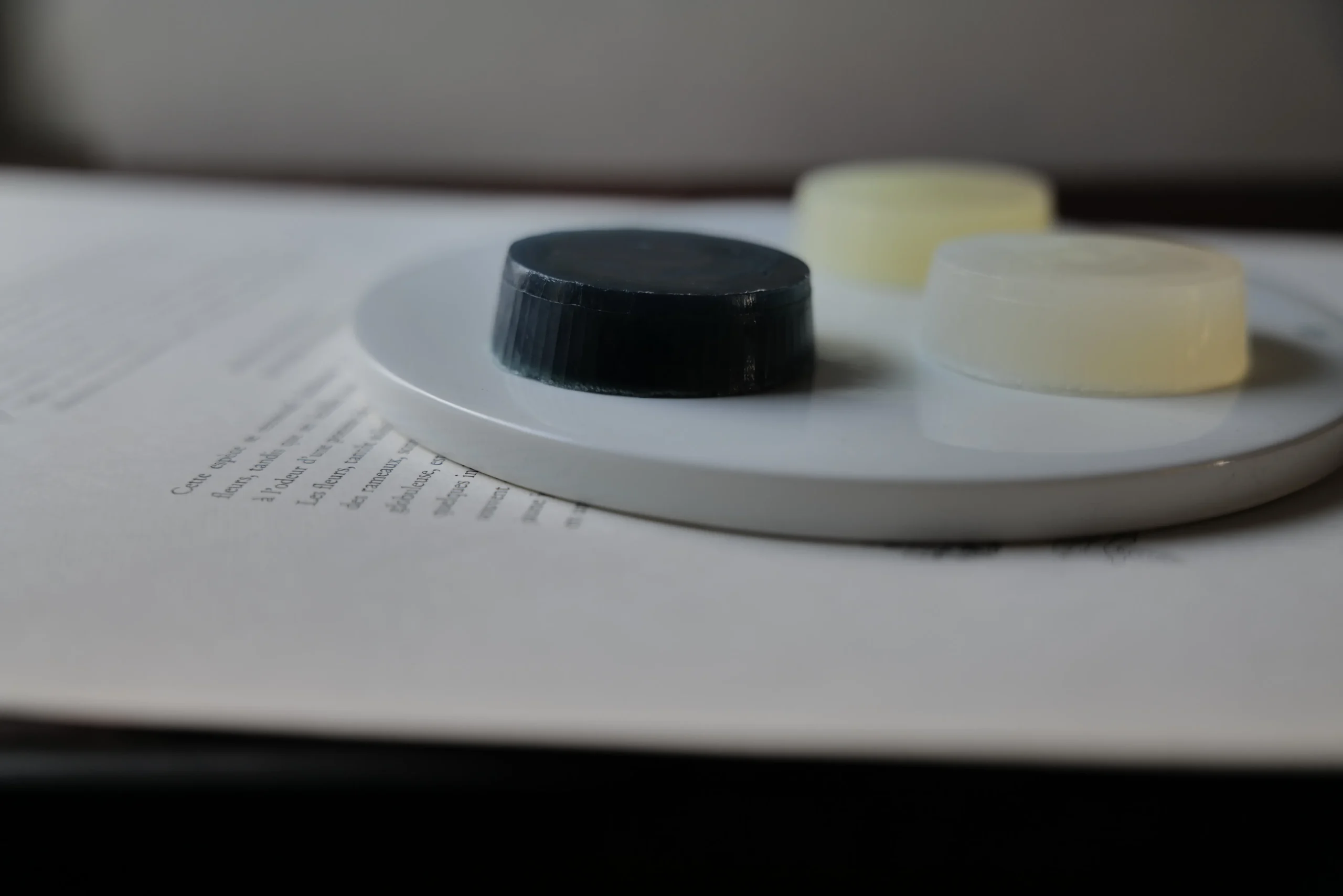 トレイにのった３つのソープ