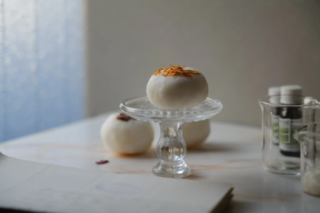 ガラスの器にのったてごね石鹸。他にも石鹸や精油、ガラスのビーカー