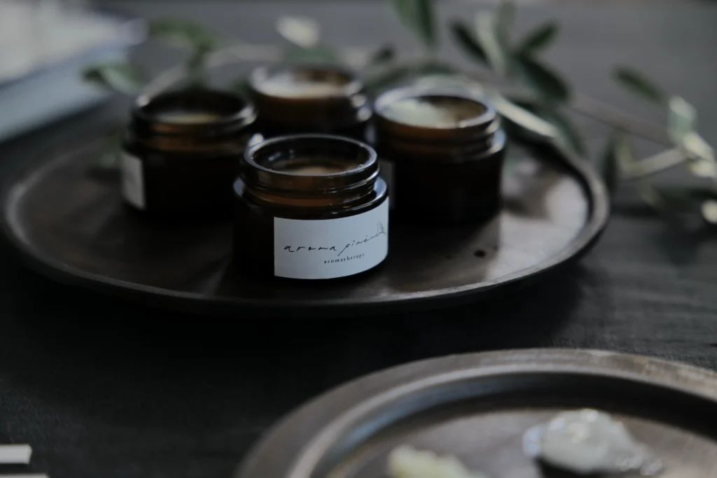 トレイの上にクリームの入ったたくさんのガラス容器