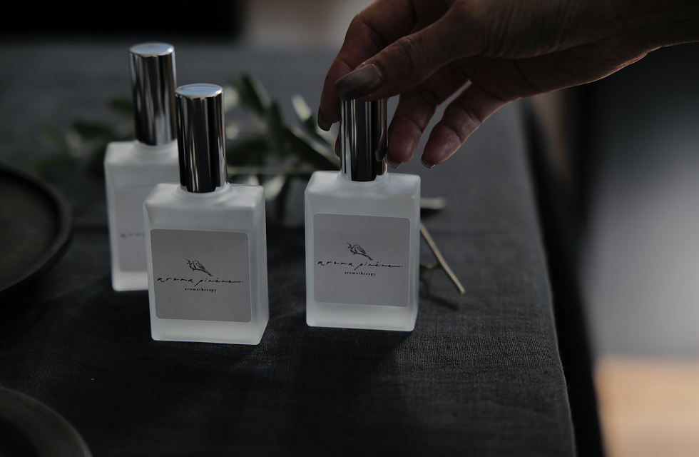 ガラスの香水瓶を手に取っている様子