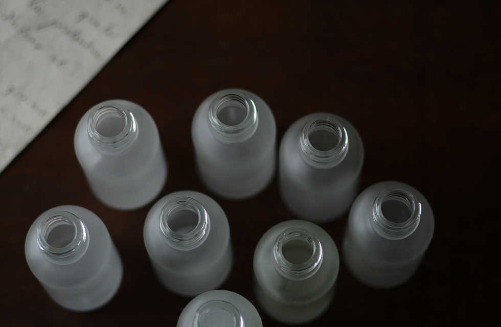 たくさんのガラスのボトル