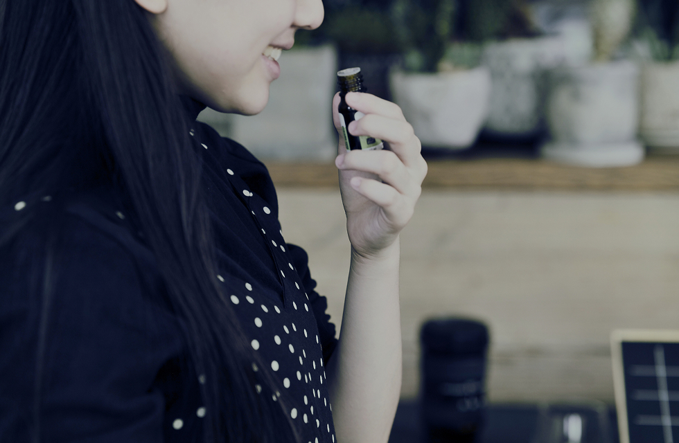 女の子が精油瓶から香りを書いている様子