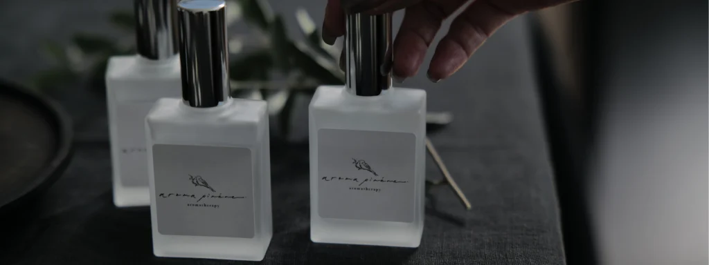 ガラスの香水瓶を手に取っている様子