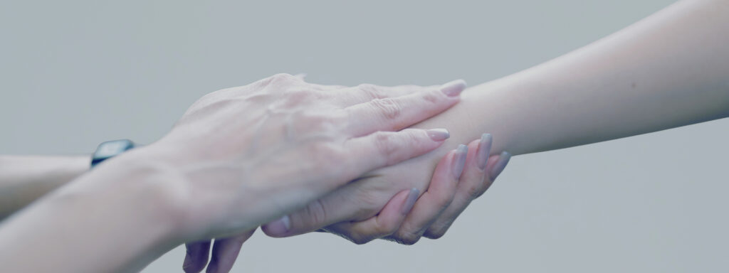 手を優しく包みこんでいるところ