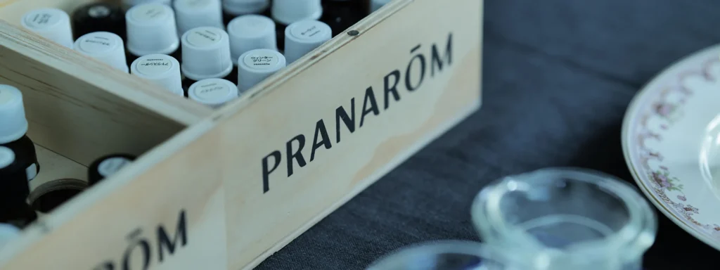 木製のボックスにはいったたくさんの精油。ガラスの器