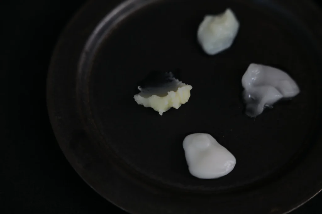 お皿の上に並べれたクリーム