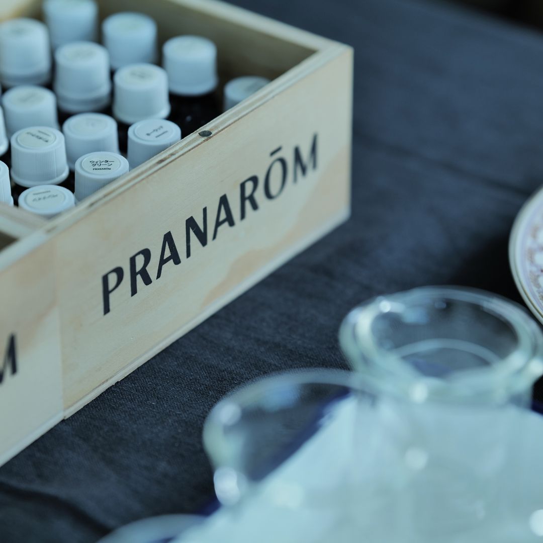 木製のボックスにはいったたくさんの精油。ガラスの器