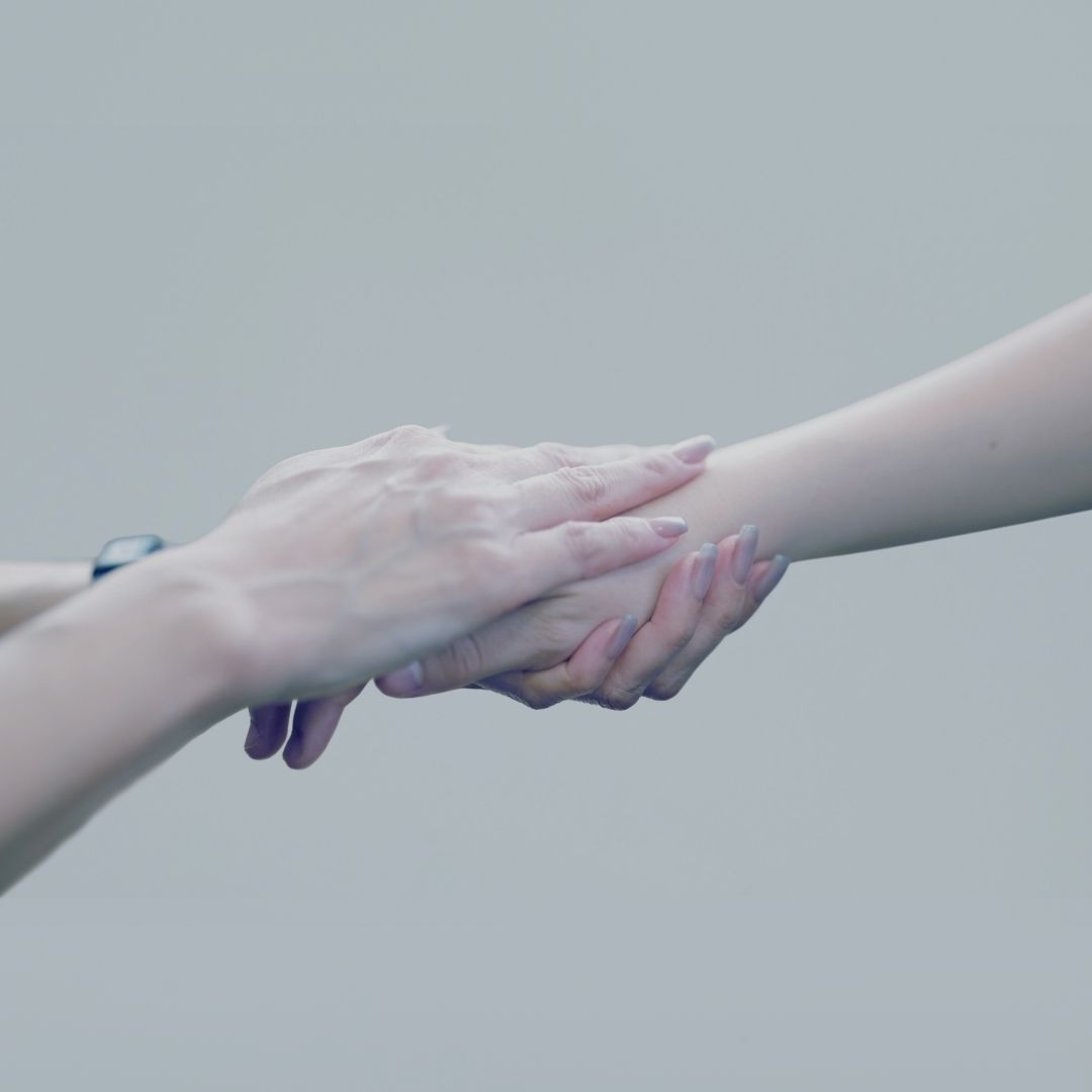 手を優しく包みこんでいるところ