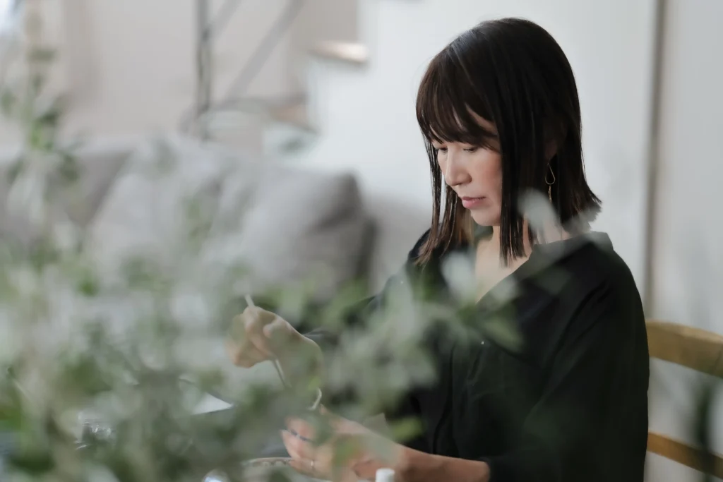 グリーンの向こうに黒い服をきた女性