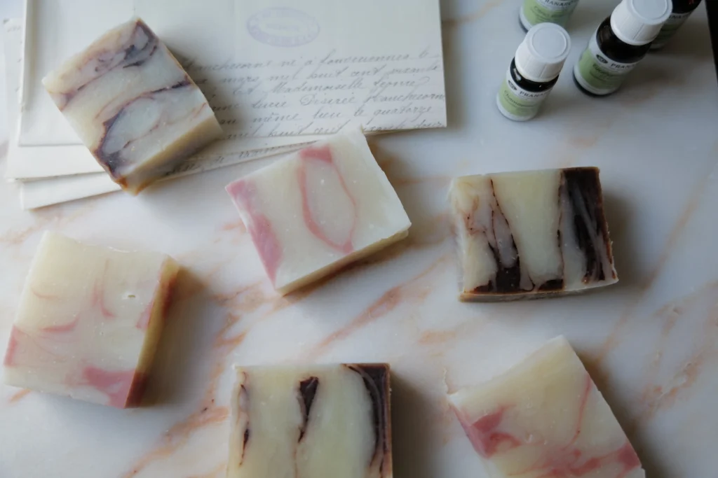 たくさんのマルセイユ石鹸と精油