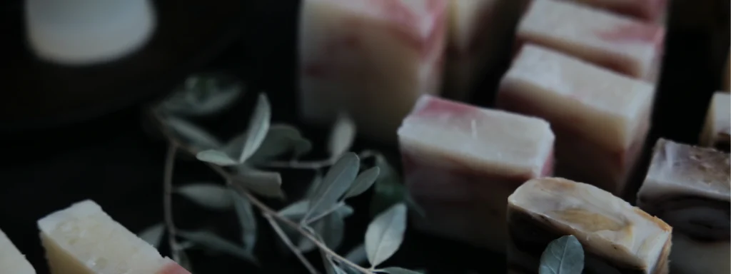 たくさんのマルセイユ石鹸とオリーブの枝