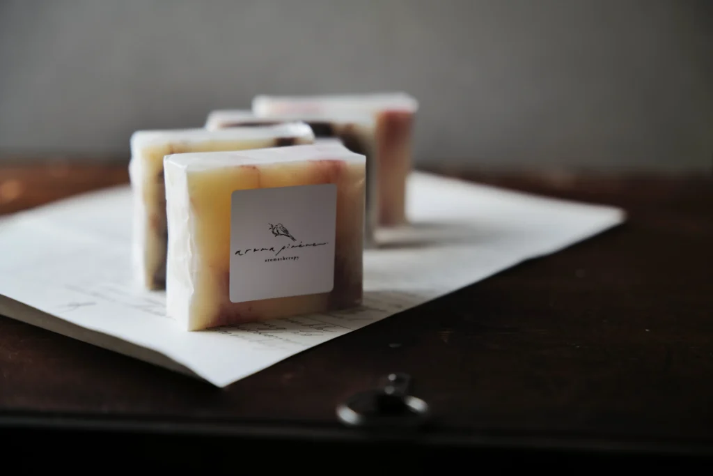 ラベルの貼られたたくさんのマルセイユ石鹸