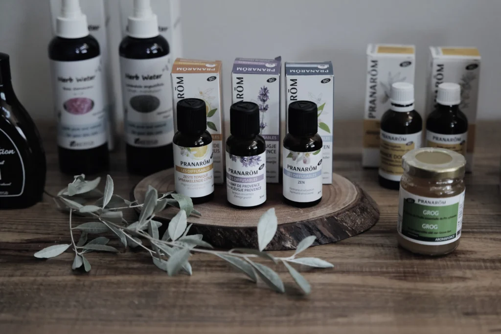 精油やハーブウォーター、植物油やはちみつなどが並んでいる