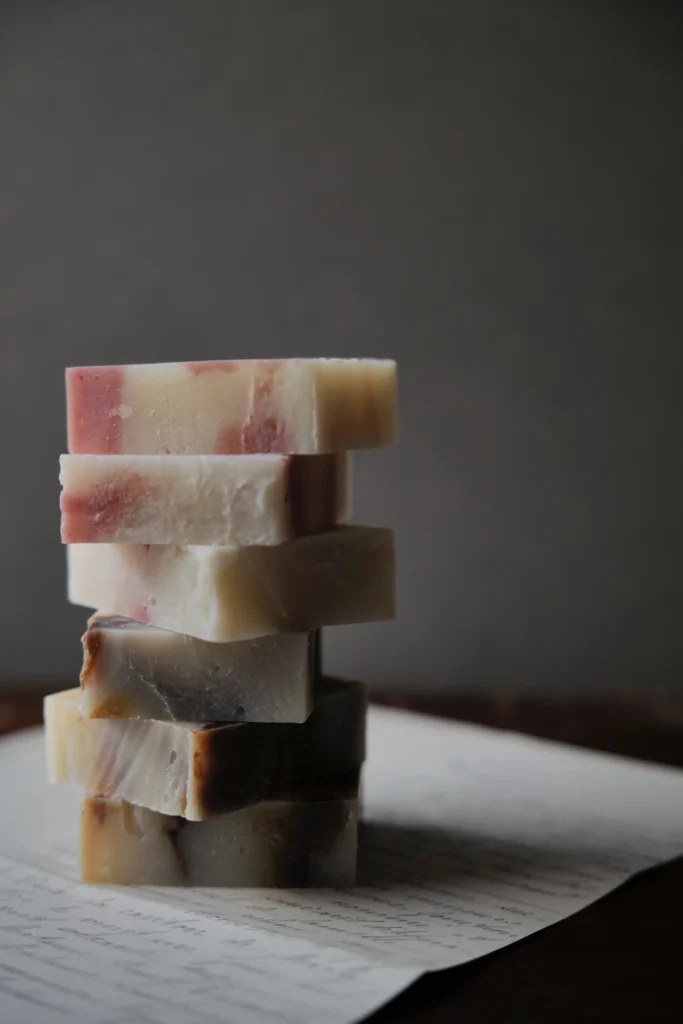 積み重ねられたたくさんのマルセイユ石鹸
